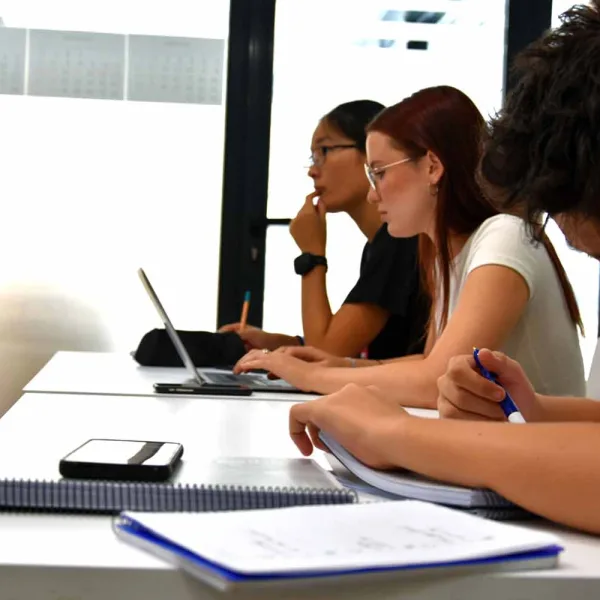 Estudiantes en la academia de inglés en Granada utilizando recursos de Cambridge para mejorar su nivel de inglés