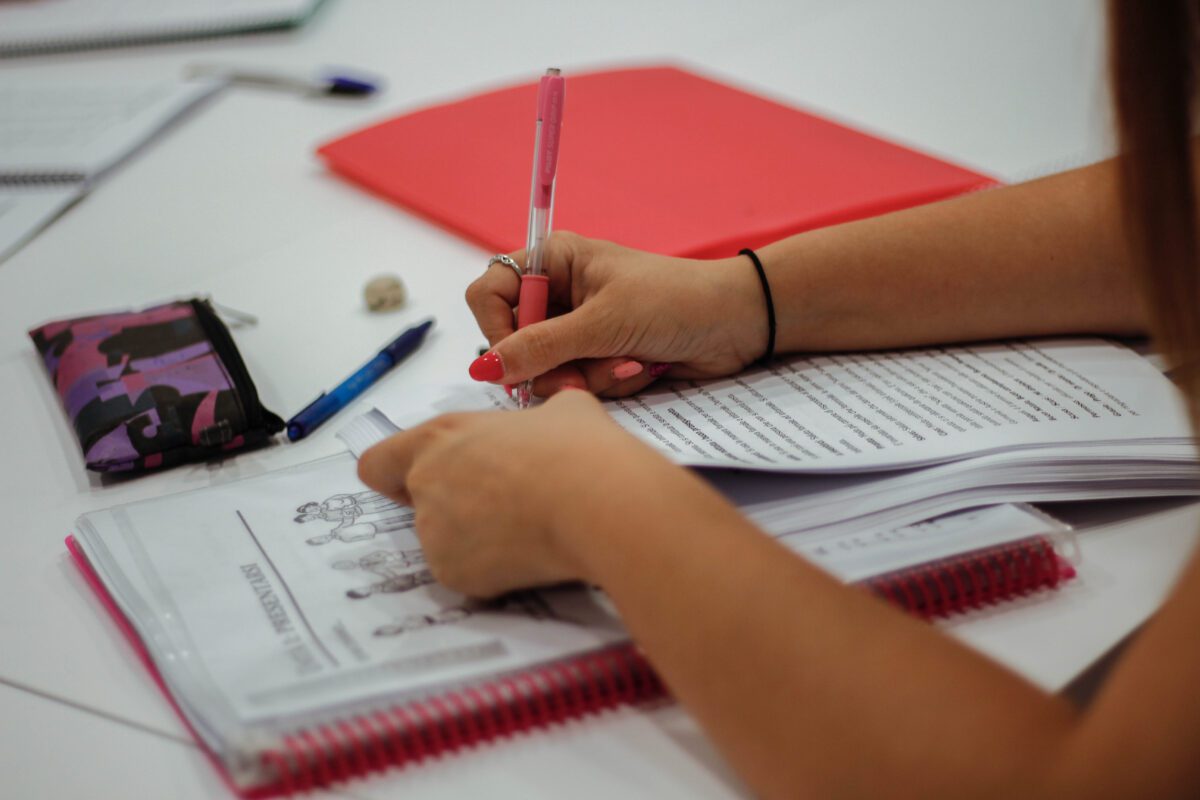 Estudiante preparándose para examen de francés en academia de inglés Granada