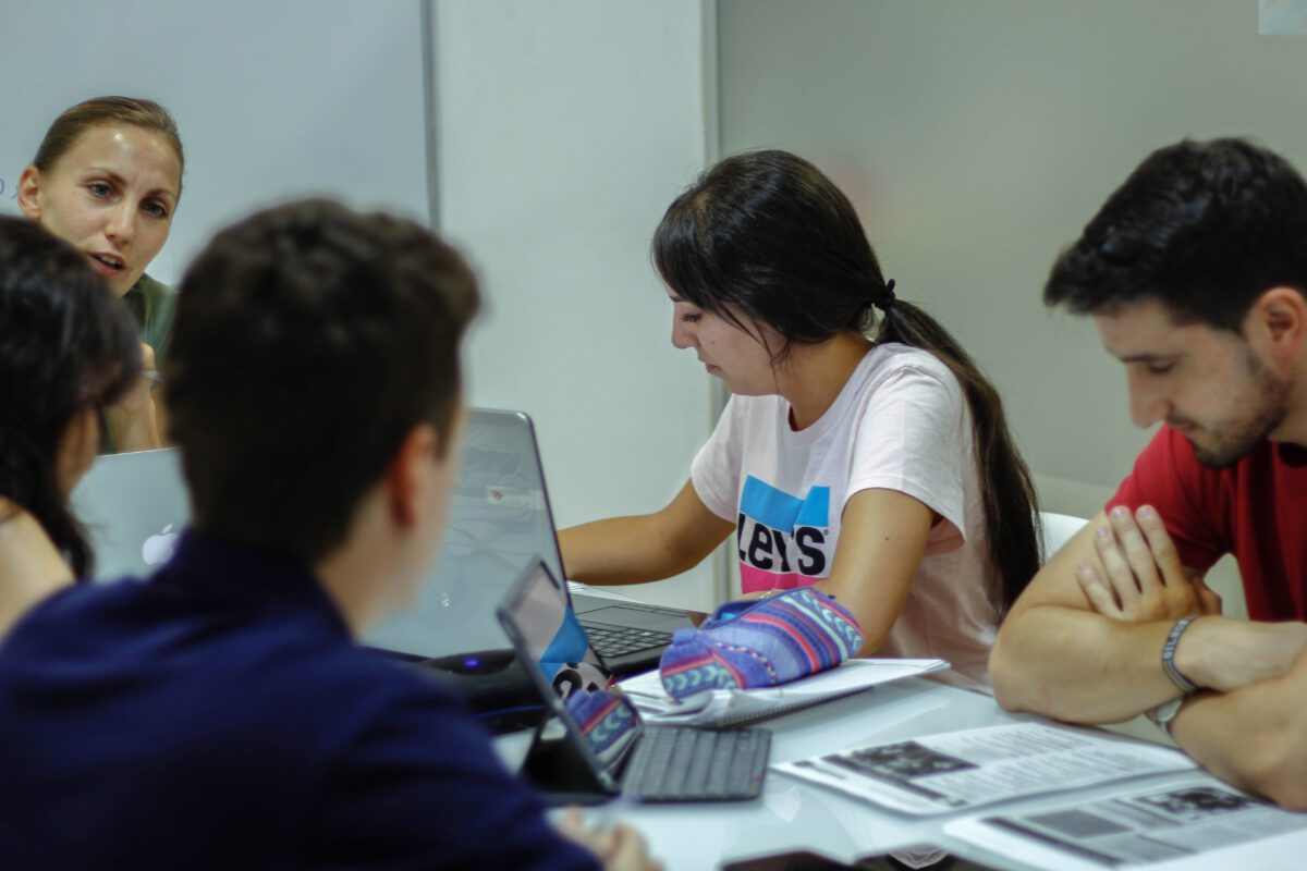 Alumnos en clase del curso de inglés B2 en la mejor academia de inglés en Granada