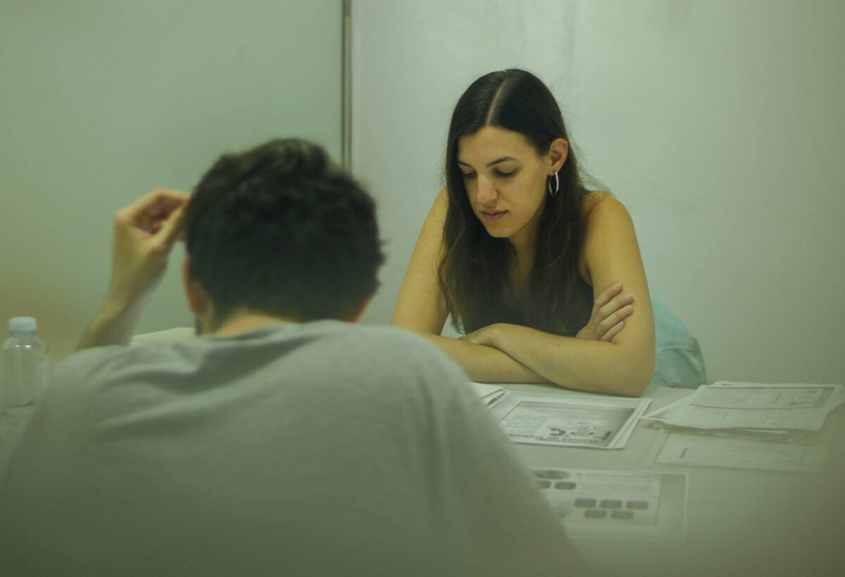 Estudiantes en una clase de nuestra academia inglés Granada, preparándose para títulos de inglés aceptados en oposiciones