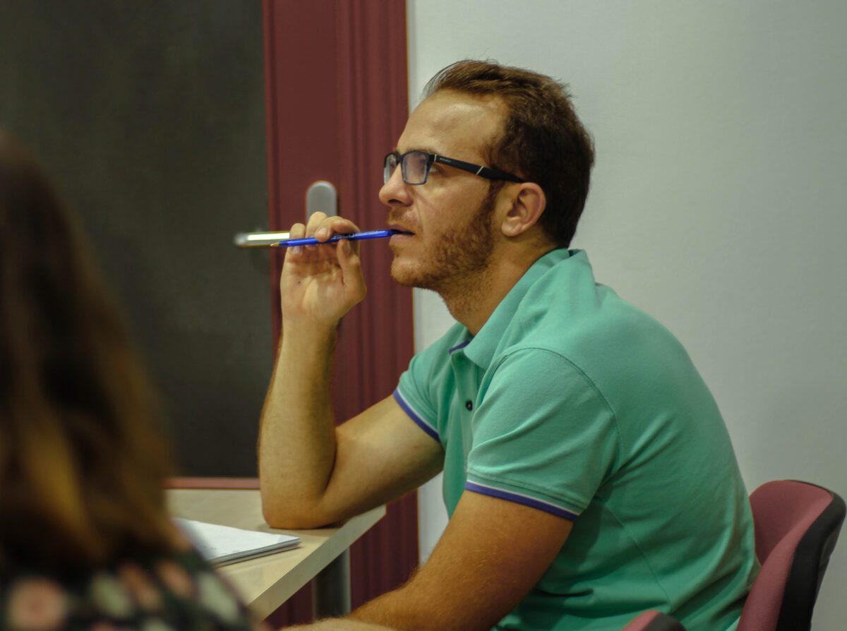 Alumnos en clase en la academia de inglés en Granada durante el curso de inglés C1.2