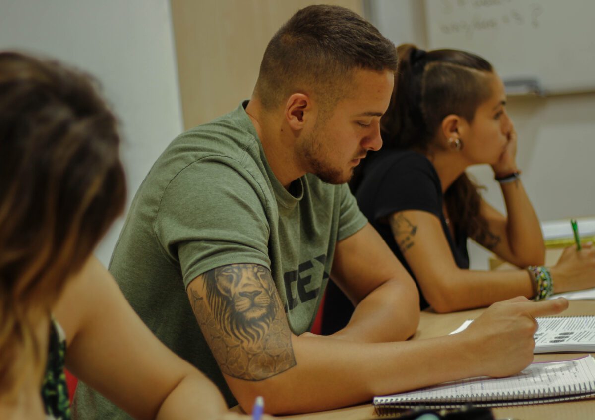 Estudiantes en un curso de inglés B1 en la mejor academia de inglés en Granada, ÉLECE Idiomas.