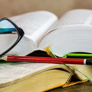 libros en academia de inglés en Granada preparándose para oposiciones