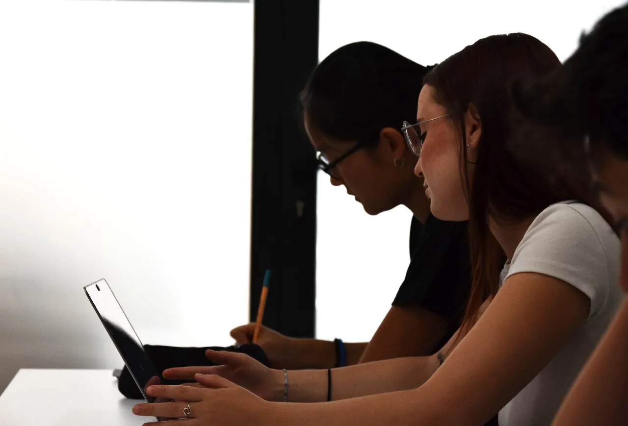 Estudiante participando en un curso de inglés avanzado en nuestra academia de idiomas.