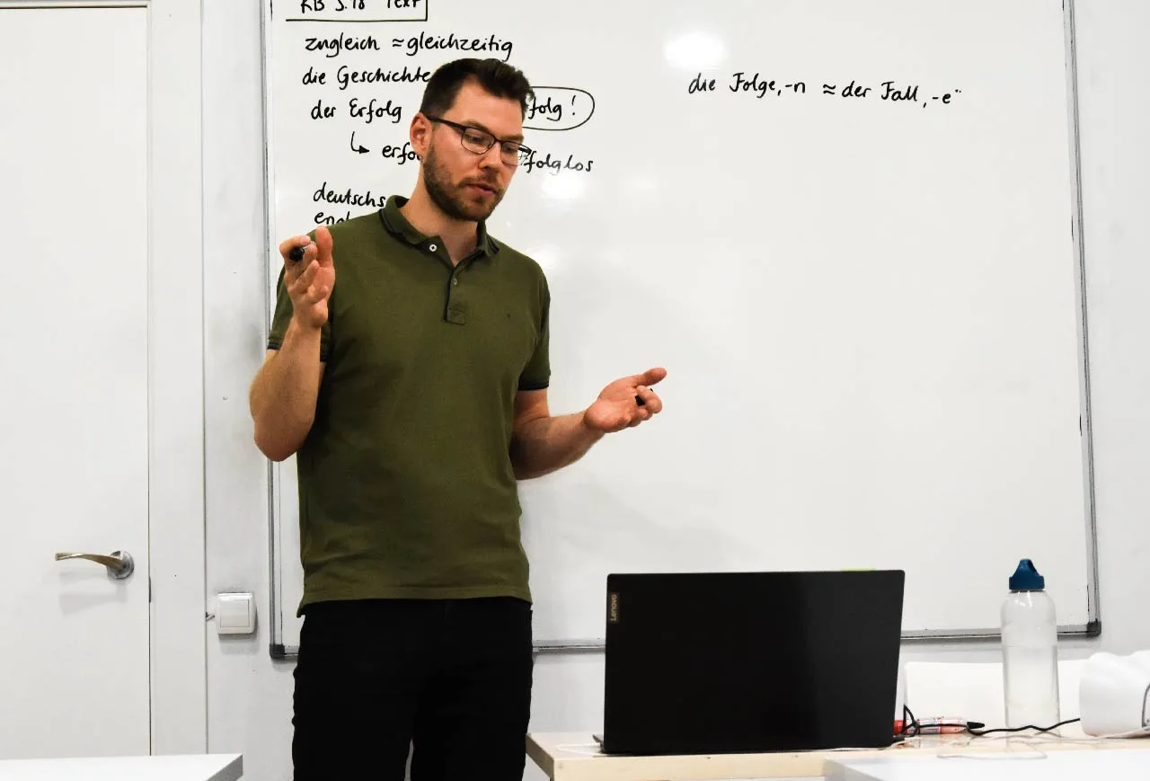 Profesor especializado enseñando alemán en nuestra academia de idiomas.