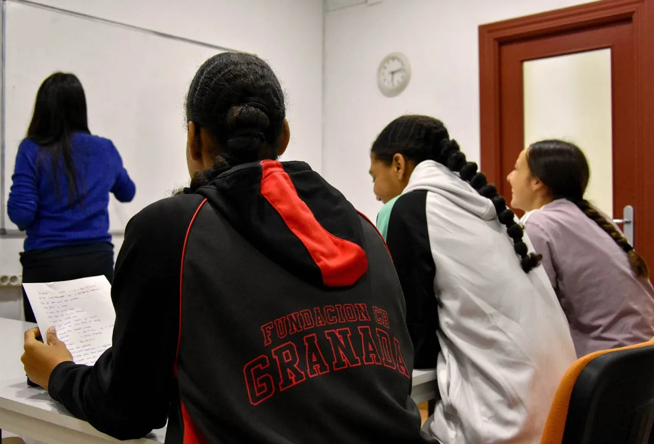 Grupo de chicas aprendiendo inglés en una clase interactiva en nuestra academia.