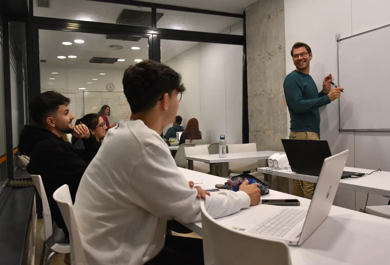 Profesor enseñando alemán en una clase interactiva en nuestra academia de idiomas.