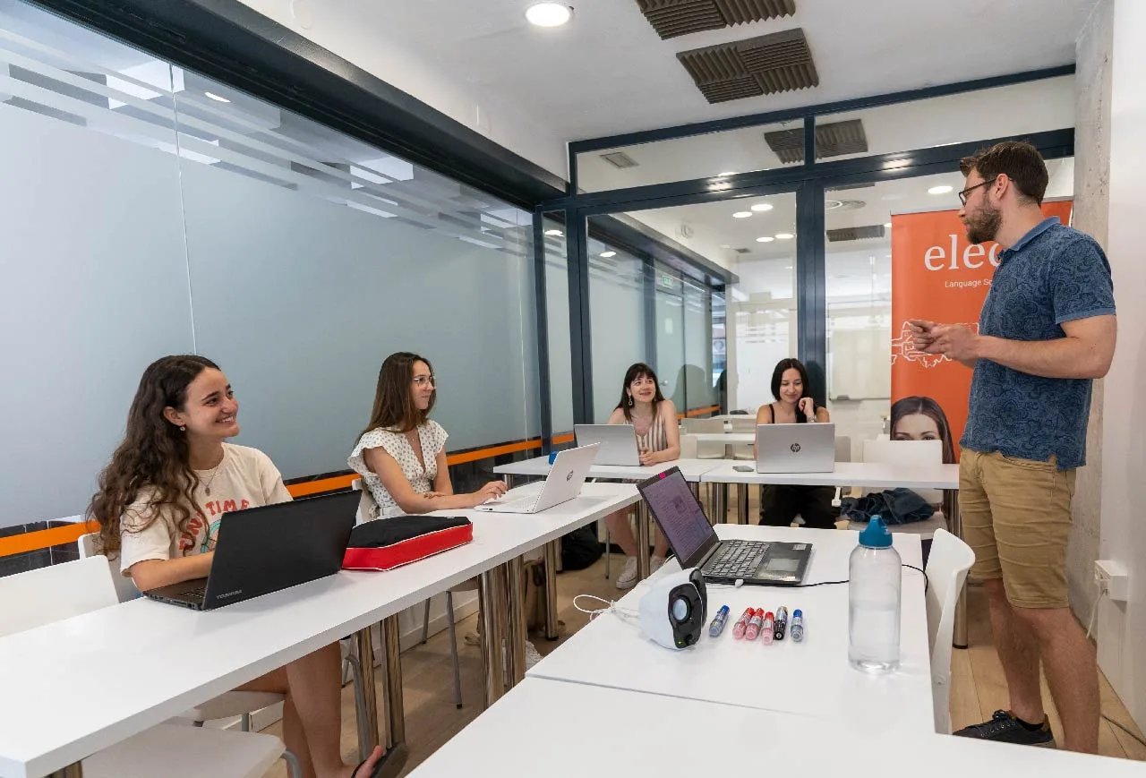 Estudiantes colaborando en una actividad grupal en nuestra academia de inglés.