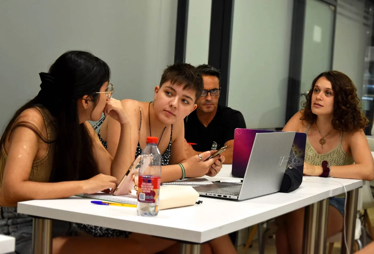 Grupo de estudiantes en un curso colaborando en una actividad en nuestra academia de idiomas.