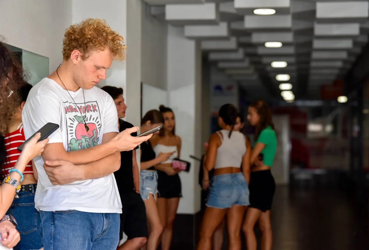 Alumnos relajándose durante el descanso en nuestra academia de idiomas.